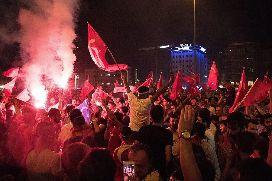 Хиляди излязоха по улиците в Турция
