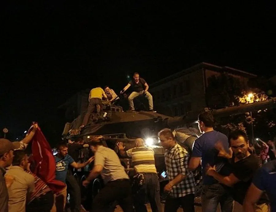 Над 60 убити и 754 задържани при опита за преврат в Турция