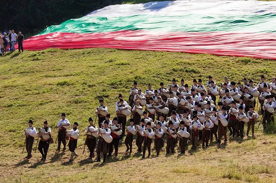 Свещеник е бащата на Роженския събор