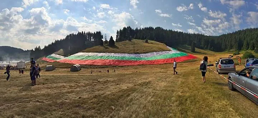 Рожен с минута мълчание в памет на жертвите