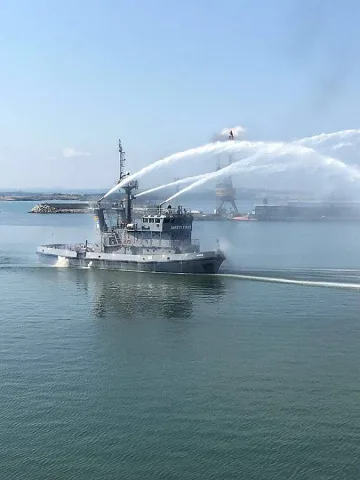 Моряци подариха на Борисов корабна камбана
