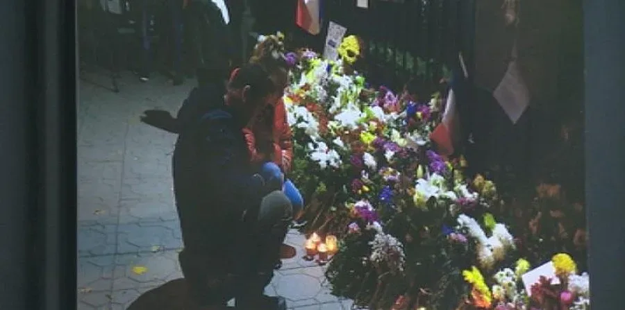 Цветя пред френското посолство у нас