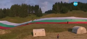 ВИДЕО: Разпънаха най-големия трибагреник на Рожен