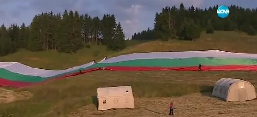 ВИДЕО: Разпънаха най-големия трибагреник на Рожен