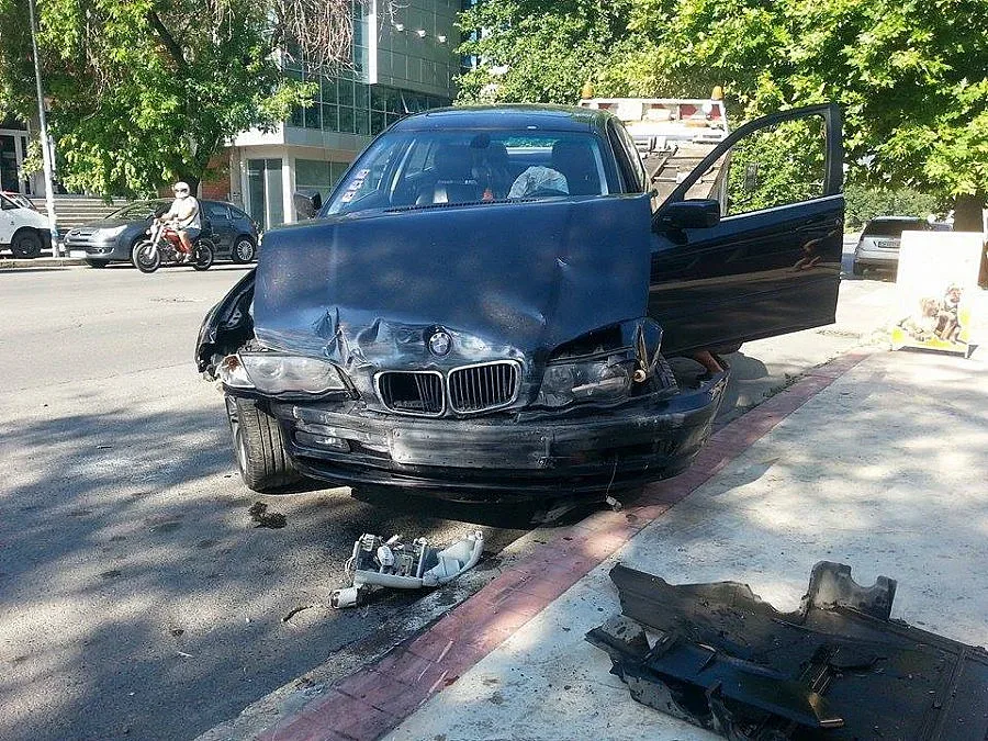 Шофьорка мина през два стълба и паркира пред кафене