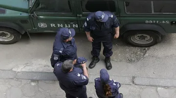 Младоженец и авер гърмят като сватбари и се крият от полицията