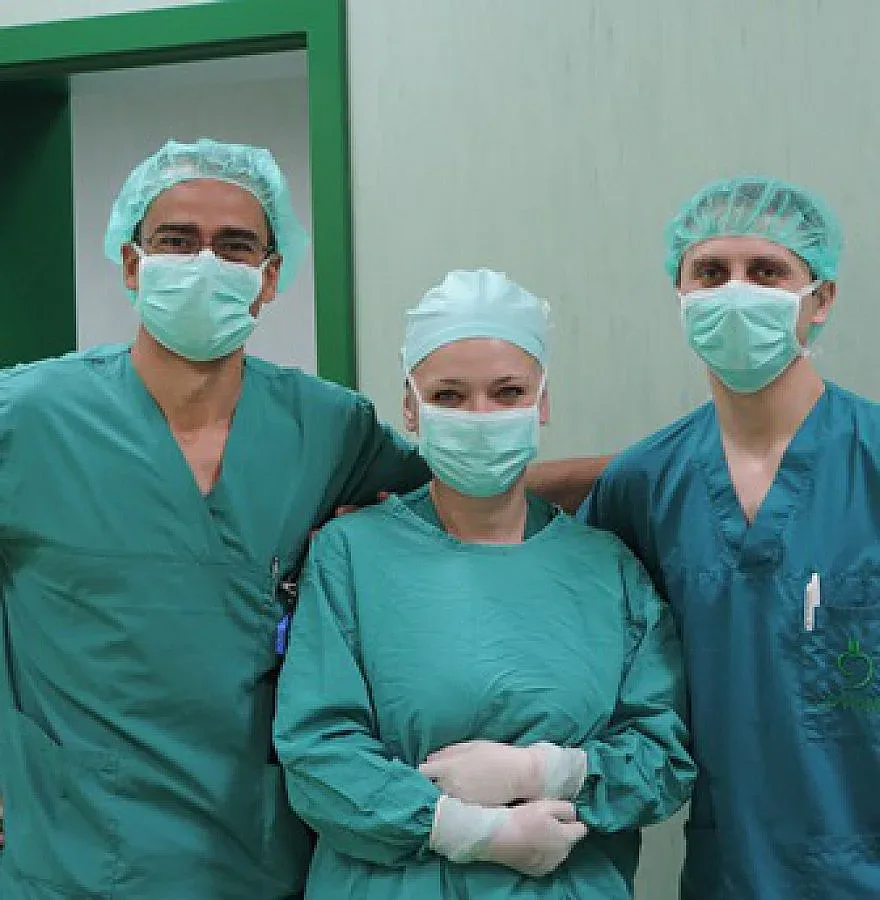 Хирурзите успешно реплантираха отрязания от секира палец на момче