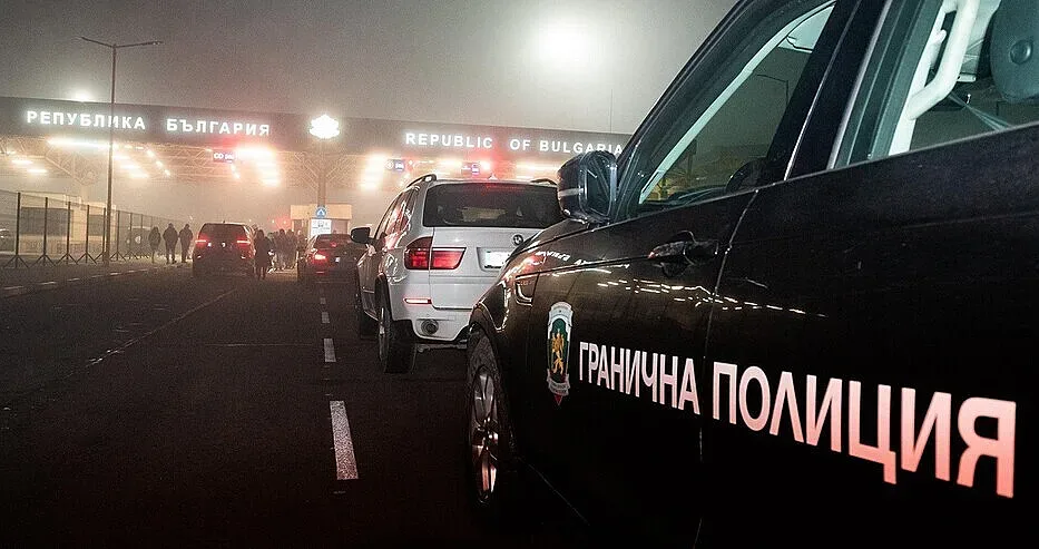 Полицаи от три страни пазят границата с Турция. Какво се случва?