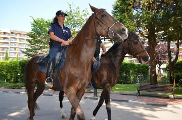 Амазонки пазят туристи на морето
