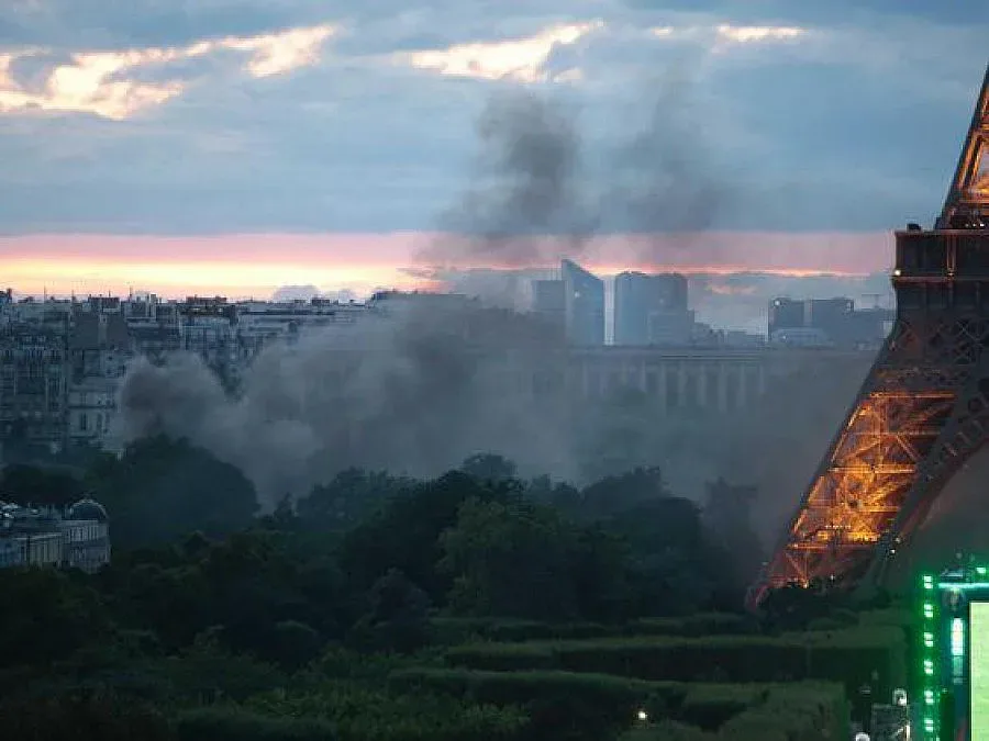 Айфеловата кула затвори заради размирици 