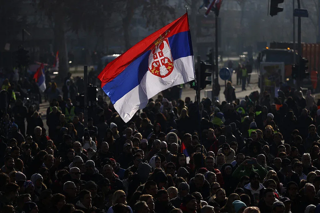 Нови Сад ври и кипи! Удължиха блокадата, дойдоха такситата /СНИМКИ/