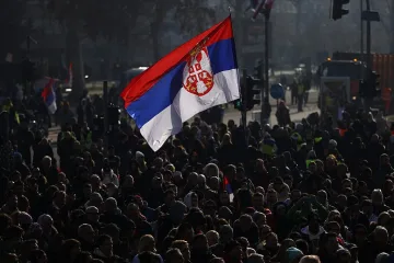 Нови Сад ври и кипи! Удължиха блокадата, дойдоха такситата /СНИМКИ/