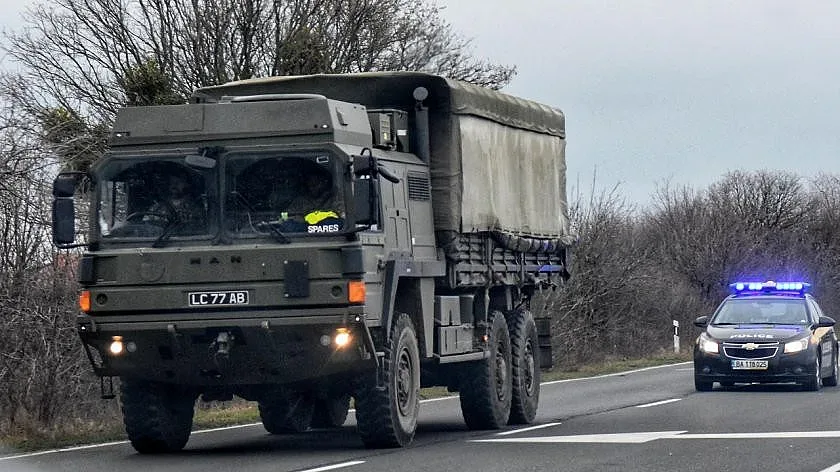 Военни колони по магистралите. Какво става?