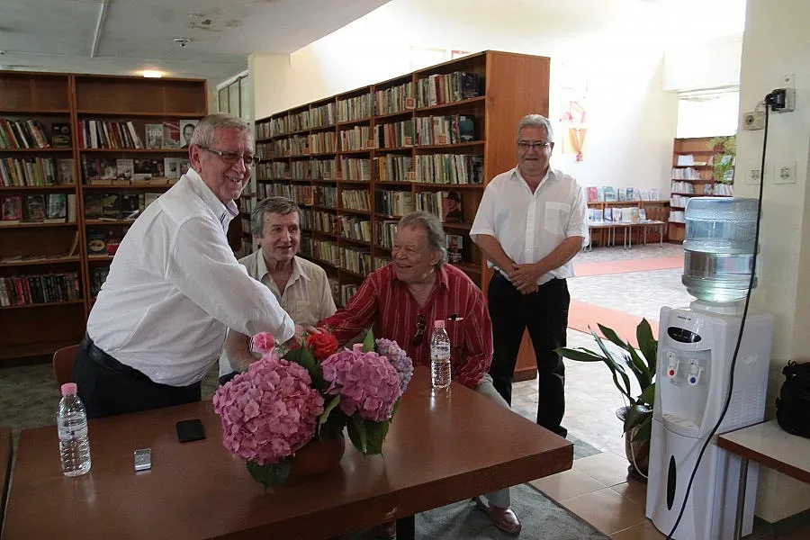 Пълнят с книги библиотеката в Сопот