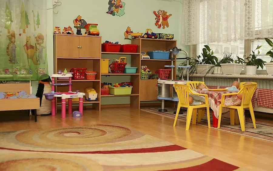 Ругаят деца в яслата