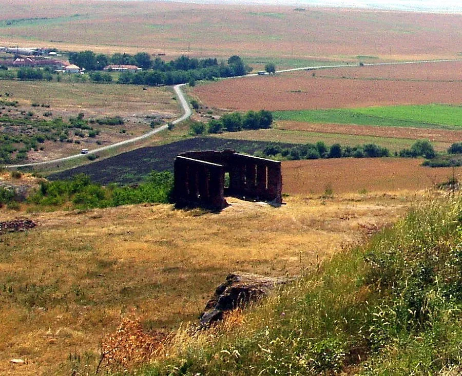 Кости на исполини водят туристи в Русокастрон