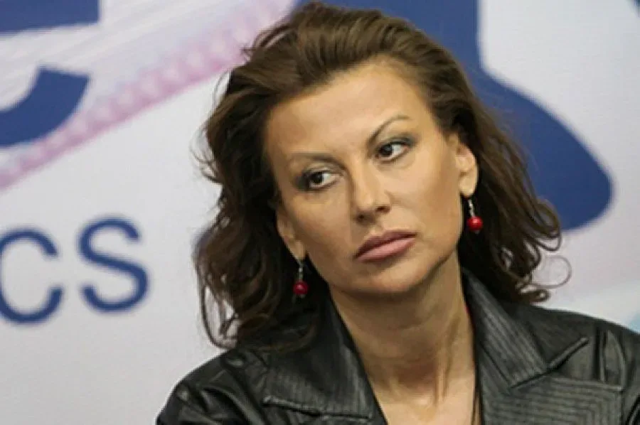 Цвети ми стисна ръката, призна Раева