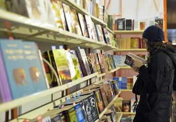 „Остави своя стара книга тук" попълва библиотека