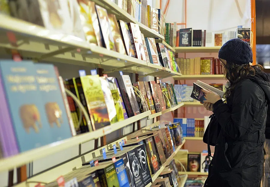 „Остави своя стара книга тук" попълва библиотека