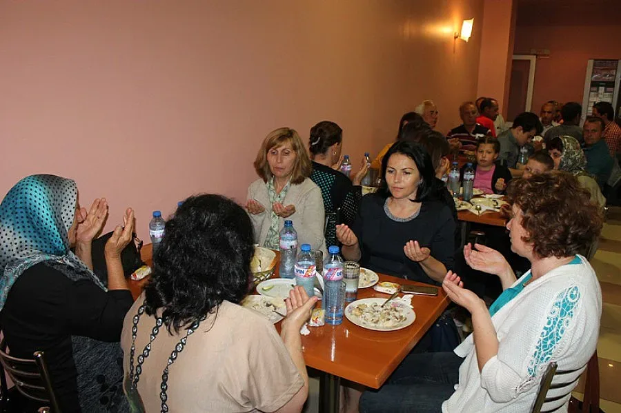 Мюсюлмани черпят комшии християни за Рамазан