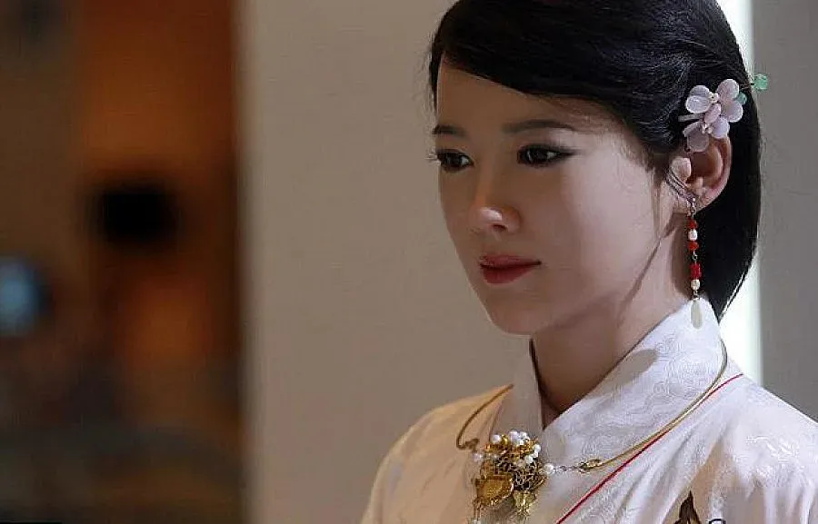 Робот красавица посреща гости в Тиендзин