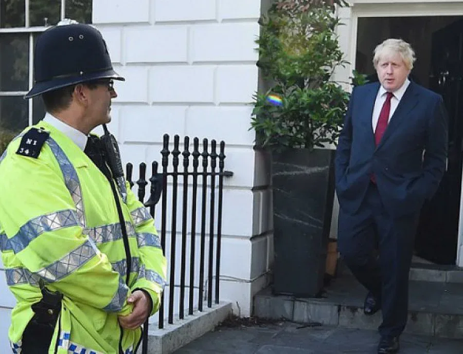 Борис Джонсън подкрепи министър на Камерън