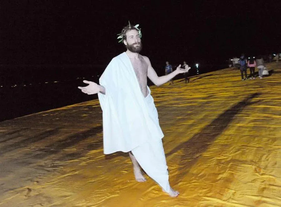 Гол мъж и Христос на финала на кейовете