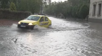 Улици под вода след поройния дъжд в Шумен