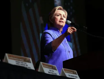 Хилари Клинтън на тричасов разпит от ФБР