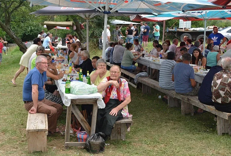 Стотици миряни почетоха света Неделя в аванс