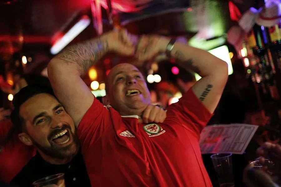 Камерън поздрави Уелс и разпали онлайн война