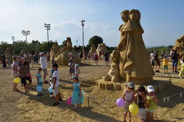 Стотици се снимаха с пясъчни миньони в Бургас