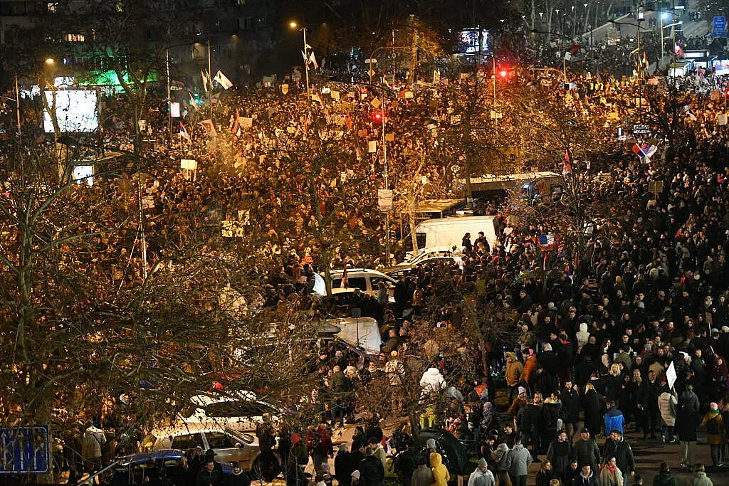 Блокадата в Нови Сад! Невиждани колони, телефоните спряха, Вучич на нокти /СНИМКИ/