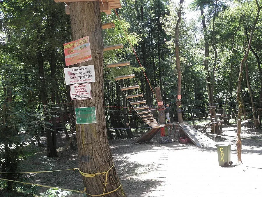 Детето, паднало в Благоевград, остава в тежко състояние