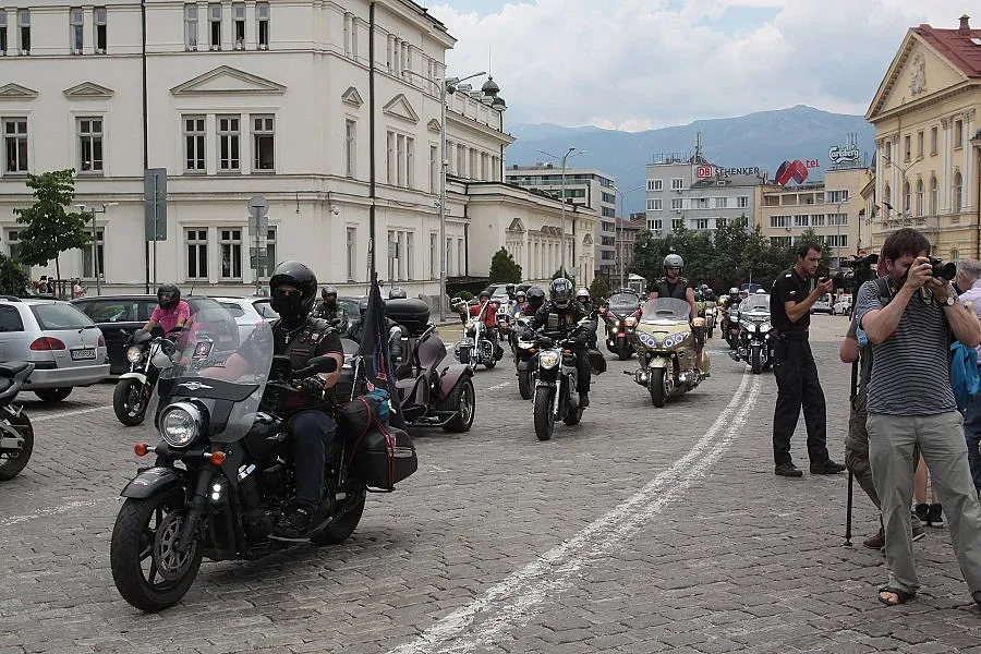 Бой и погача за "вълците" на Путин (ОБЗОР)