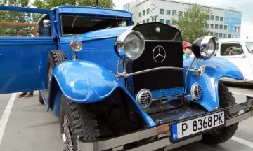 Половинвековна "Пагода" на ретропарада в Бургас