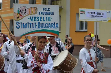 Два наши ансамбъла на турне в Полша