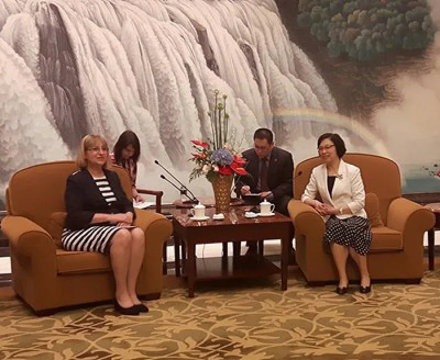 Договаряме завод за електромобили  с Китай 