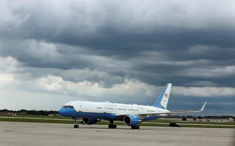 Затвориха базата на Air Force 1 заради стрелба