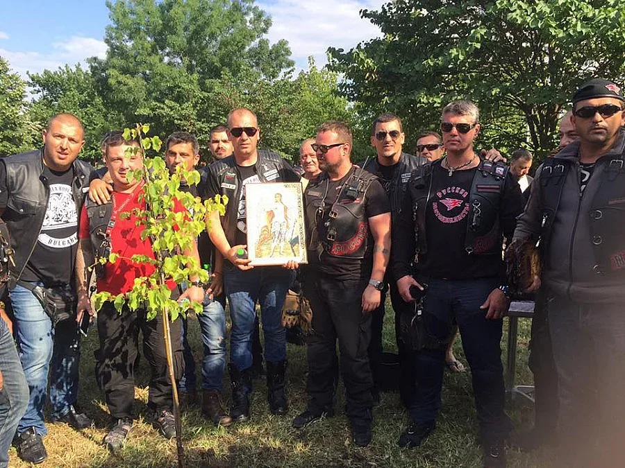 Рокерите на Путин засадиха липа в Бургас