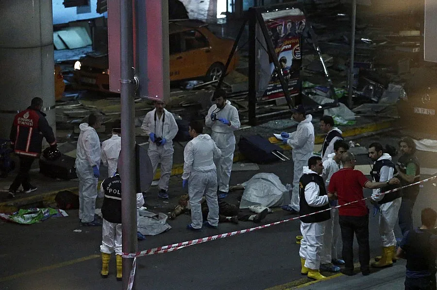 Окървавиха и летището в Истанбул (ОБЗОР)