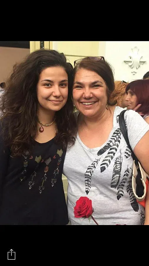 Владо разцелува дъщерите на Марта и Белослава