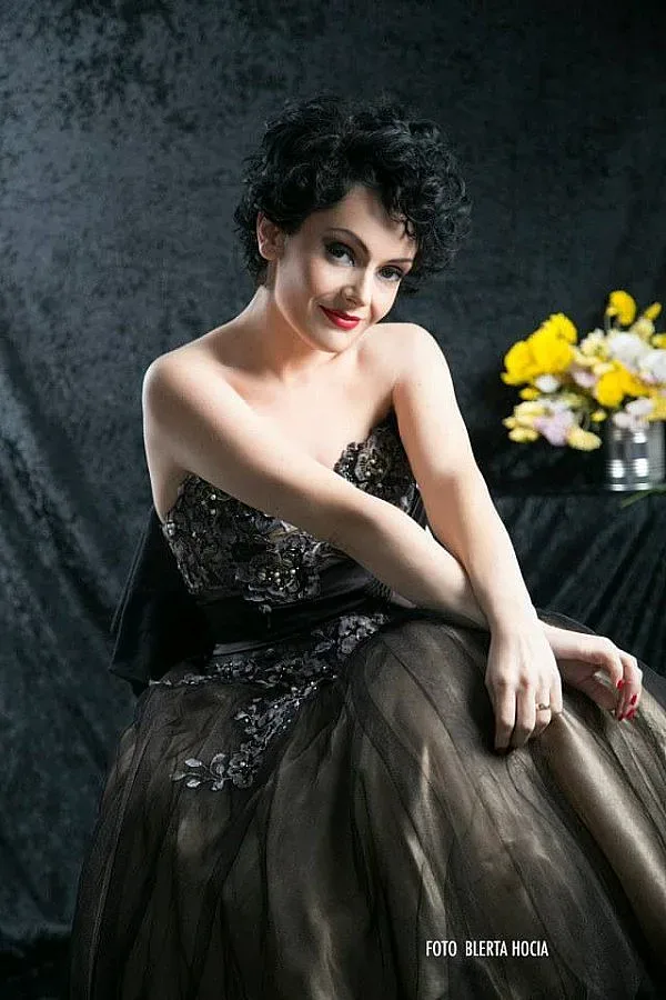 Албанка пее "Травиата" в Операта