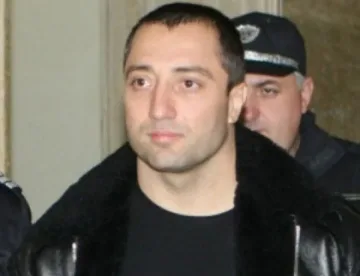 Очите е в съзнание и е контактен