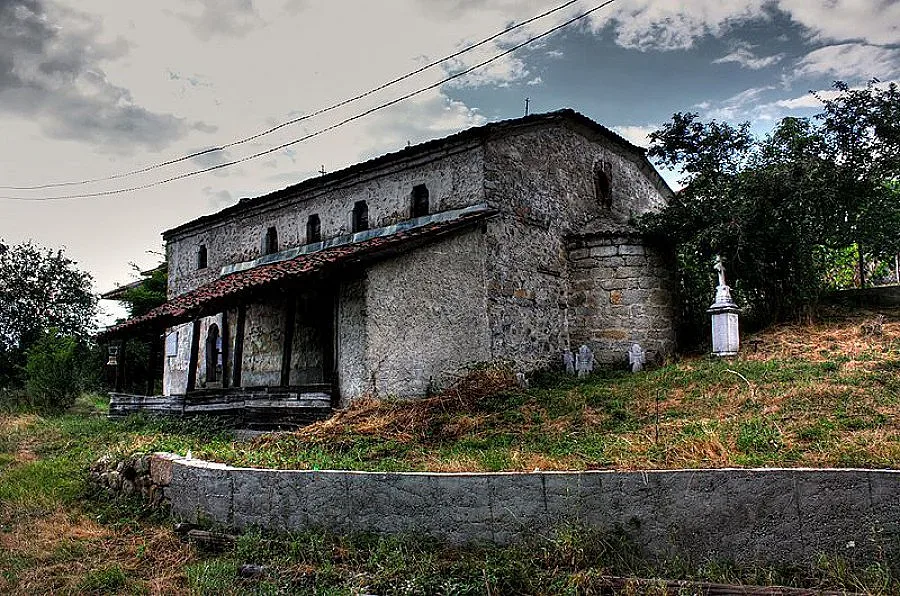 Стотици миряни на курбан край уникална църква