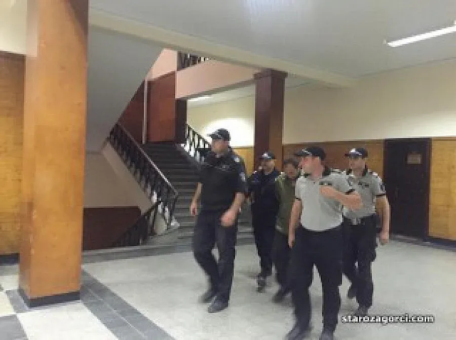 Оставиха в ареста подкупен надзирател