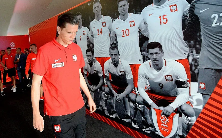 Поляците издигат флаг от светлина