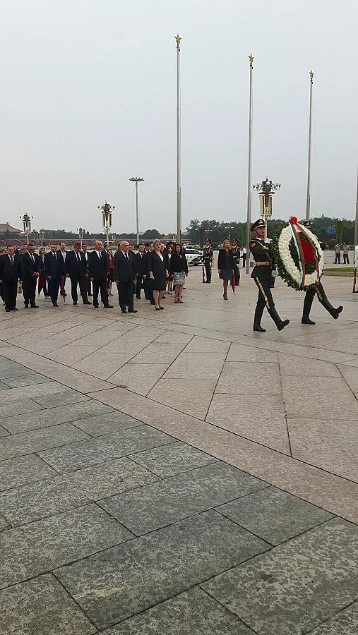 Цачева с цветя пред Монумента на народните герои в Пекин