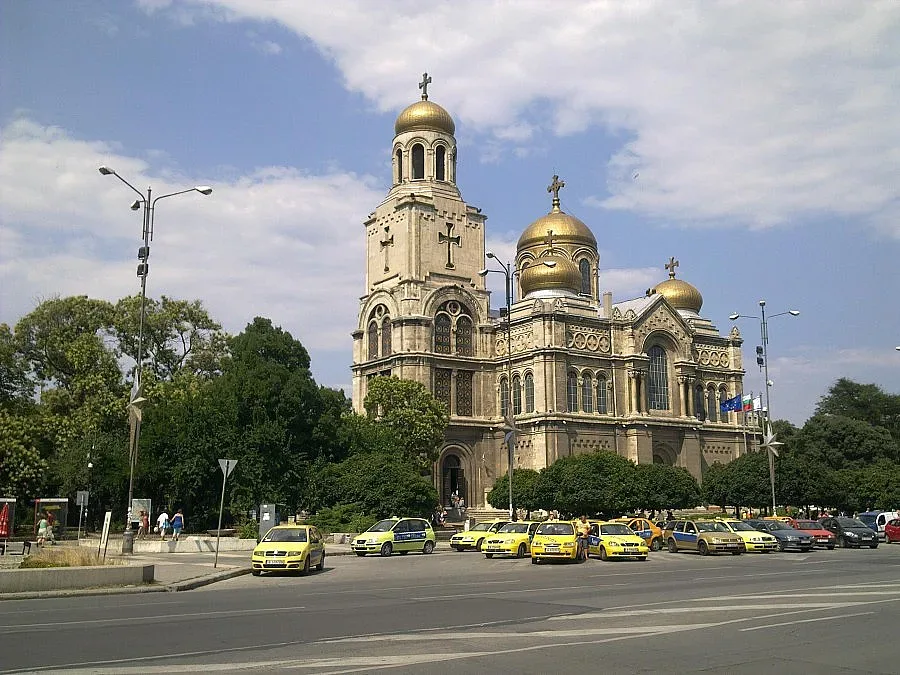 Разследват обира на варненската катедрала