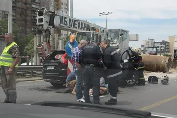 Кола се удари в кран на Цариградско